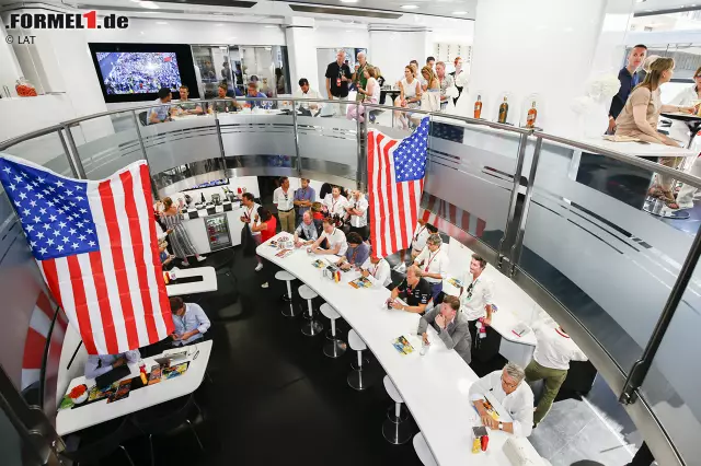 Foto zur News: Der Abschluss des Monaco-Wochenendes 2017: In der McLaren-Hospitality schauen Jenson Button & Co., wie sich Fernando Alonso beim Indy 500 schlägt. Es gibt Mini-Burger und Cookies. Und immer wenn es etwas zu essen gibt, kommen auch dutzende Journalisten ...