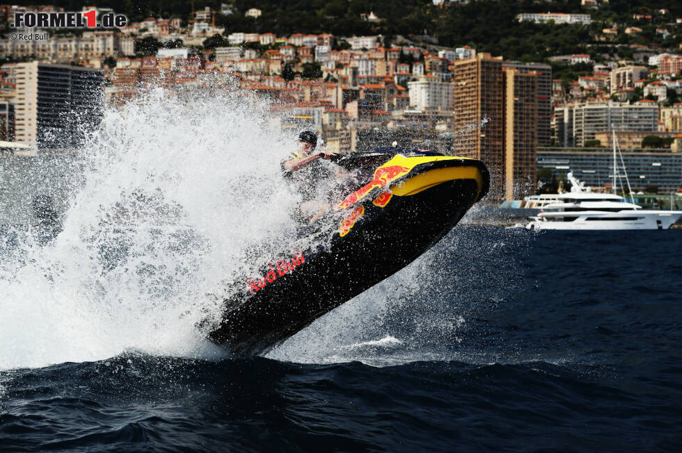 Foto zur News: Max Verstappen bevorzugt den Jet-Ski. Dass die Dinger recht gefährlich sein können, davon konnte Ayrton Senna früher ein Liedchen singen. Ihm fügte ein Jet-Ski einst eine Narbe am Kopf zu.