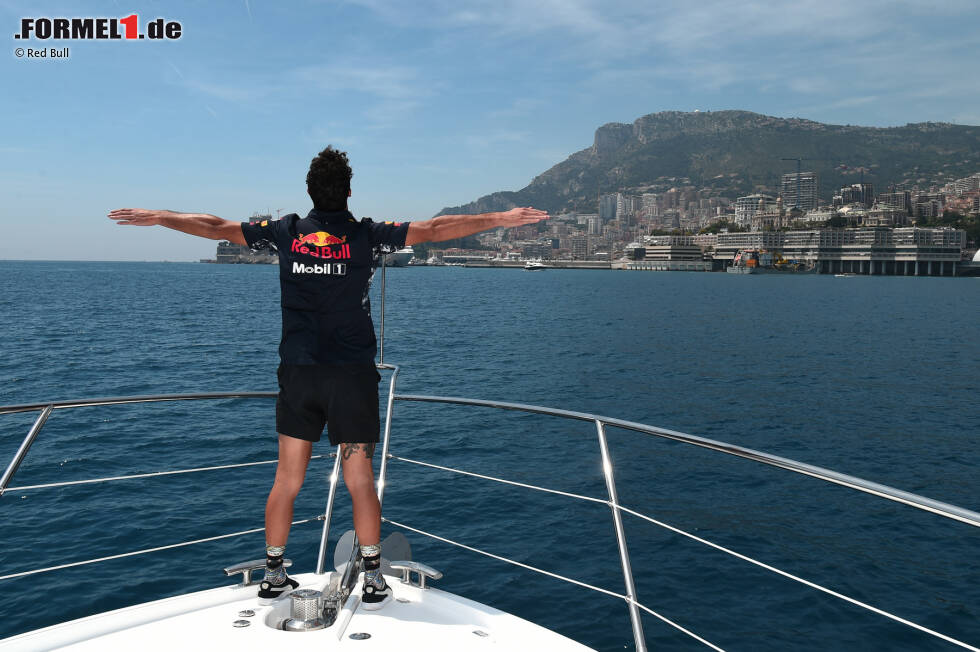 Foto zur News: &quot;Ich bin der König der Welt!&quot; Daniel Ricciardo kommt ganz beschaulich mit dem Luxusboot im Paddock an. Auf den Spuren von Leonardo di Caprio.