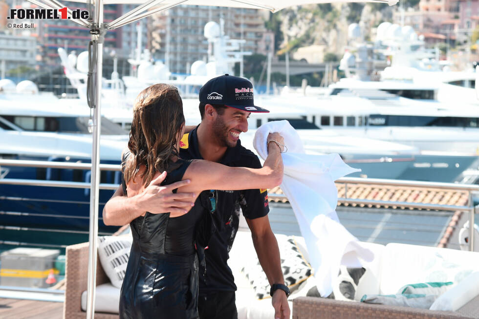 Foto zur News: Der hat als Jack in &quot;Titanic&quot; einst eine Lady vor dem Ertrinken gerettet. Ricciardo eher weniger. Nach dem Interview auf der Energy-Station schmeißt er die TV-Reporterin Natalie Pinkham kurzerhand in den Pool. Die nimmt es ihm aber nicht weiter übel.