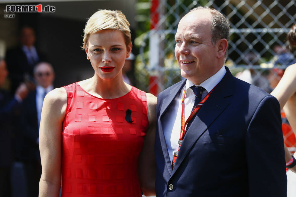 Foto zur News: Fürst Albert mit seiner Ehefrau Charlene. Albert ist immer noch begeisterter Sportfan - und lässt es sich im Vorfeld des Rennens nicht nehmen, mit einer Promi-Auswahl gegen die Nazionale Piloti aufzulaufen, im Stadion von Monaco. Alles für den guten Zweck.