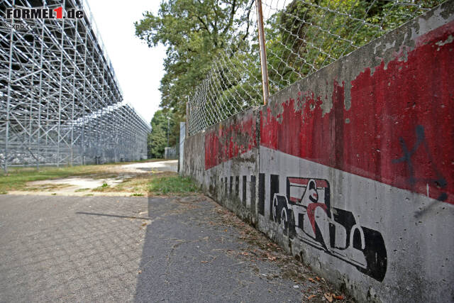 Foto zur News: Wer durch den Königlichen Park von Monza schreitet, der spürt an jeder Ecke die Tradition, die das Autodromo Nazionale (in Zukunft "Monza Eni Circuit") umgibt. Die Marlboro-Werbung der alten Streckenbegrenzung kommt langsam in die Jahre - und fällt für Puristen unter Denkmalschutz.