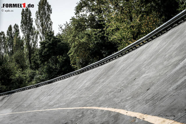 Foto zur News: Die legendären Steilkurven sowieso. Was jüngere Semester schon gar nicht mehr wissen: Monza war immer Highspeed, aber früher mal ein richtiger Ovalkurs. Auf dem ist die Formel 1 zuletzt 1959 gefahren. Zumindest teilweise.