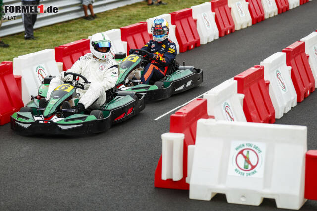 Foto zur News: Monza bemüht sich auch abseits der Rennstrecke, die Fans zu unterhalten. Etwa mit einem Fan-Event in Mailand, oder auch mit einem Kartrennen einiger Formel-1-Stars im Autodromo Nazionale. Hier setzt gerade Daniel Ricciardo zur Attacke gegen Kicker Francesco Toldo an. Rennleiter: Charlie Whiting.