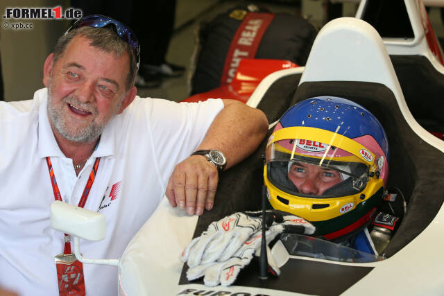 Foto zur News: Mit seinem Projekt "F1 Experiences" hat Ex-Minardi-Boss Paul Stoddart seine V10-Doppelsitzer in die Königsklasse zurückgebracht. In Monza fährt erstmals Jacques Villeneuve ein paar Runden, und zwar mit seiner Moderatorenkollegin Federica Masolin vom italienischen Fernsehen. Darauf, die Podium-Interviews zu führen, hat "JV" keine Lust.