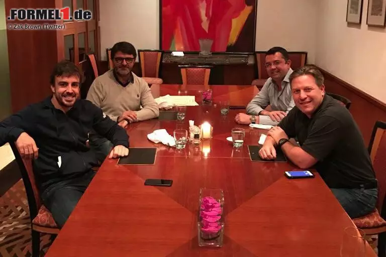 Foto zur News: Da haben die Herren den Deal gemacht: Alonso, sein Manager Luis Garcia-Abad, Rennleiter Eric Boullier und Teamchef Zak Brown beim Abendessen am Freitag in Schanghai. Als Brown das Foto postete, ahnte noch keiner, dass am Ende das Indy 500 dabei herauskommen würde. Tags darauf war das schon besiegelt.