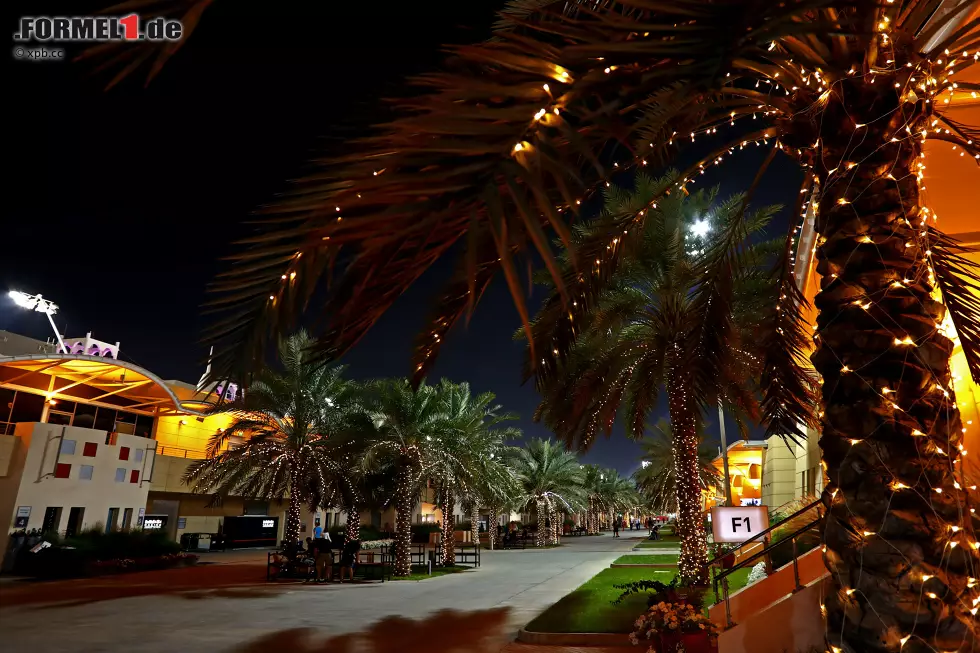 Foto zur News: Der Paddock des Bahrain International Circuit ist wahrscheinlich der schönste im Formel-1-Zirkus: luxuriös, aber dennoch überschaubar. Mit den beleuchteten Palmen hat man das Gefühl, es wäre jeden Tag Weihnachten. Und das Vogelgezwitscher, das aus den Lautsprechern kommt, lässt einen meinen, man wäre in freier Natur.