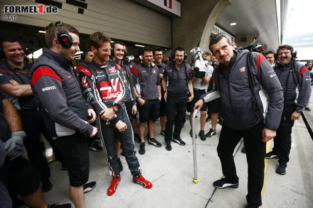 Foto zur News: "Happy 152. Birthday" steht auf dem Gehstock, den Romain Grosjean für seinen Chef Günther Steiner (52) gebastelt hat. Steiner feiert tatsächlich am Freitag Geburtstag. Den Hunderter zu viel nimmt er mit Humor.