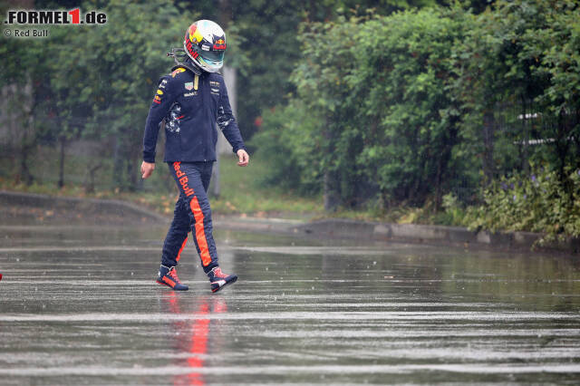 Foto zur News: Kein Regenschirm zur Hand? Einfach Helm drauf lassen, denkt sich Daniel Ricciardo. Nach dem katastrophalen Wochenende, das er ausgerechnet beim Heimrennen erlebt hat, kann ihn in Schanghai nichts mehr aus der Ruhe bringen.