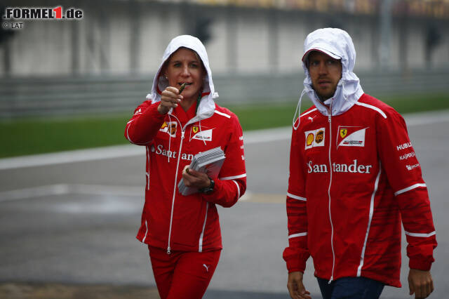 Foto zur News: Raus aus der Pressekonferenz, rein ins Chaos: "Wo geht's lang?", fragt sich Britta Roeske, die Medienbetreuerin von Sebastian Vettel.