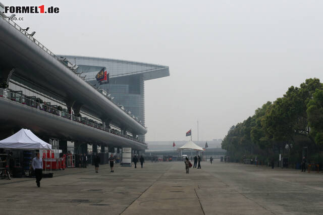 Foto zur News: Kein Wunder: Der Paddock in Schanghai ist gigantisch groß. Keine Rede von kurzen Wegen.