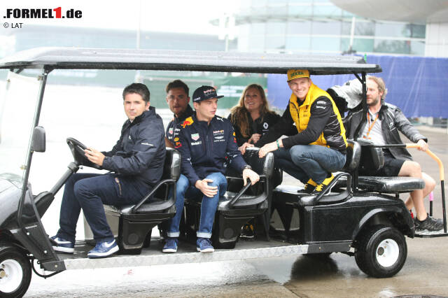 Foto zur News: Also bilden sich Fahrgemeinschaften, um die Transportzeit von A nach B zu verkürzen. Hier teilen sich Max Verstappen und Nico Hülkenberg (jeweils samt Team-Medienbetreuer) ein "Taxi".