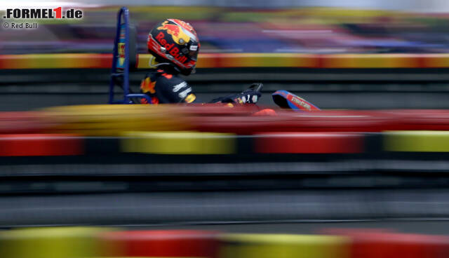 Foto zur News: Ein Jahr lang nicht Kart gefahren, trotzdem auf Anhieb Schnellster: 72 Chinesen beißen sich auf einer 550 Meter langen Bahn in Schanghai die Zähne am Red-Bull-Star aus. Der legt eine Bestzeit von 34,713 Sekunden vor - und niemand kommt näher ran als auf 35,360 Sekunden. "Hier fahren einige echte Talente", applaudiert Verstappen.