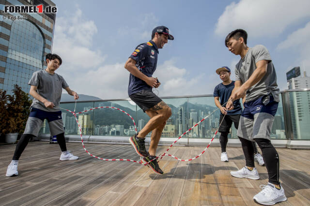 Foto zur News: Seilspringen auf Hongkongs Dächern? Keine entspannte Angelegenheit, wenn ein Profi den Coach gibt. Daniel Ricciardo kommt bei den Belastungstests an seine Grenzen: "Ein bisschen Rhythmusgefühl hab' ich ja, aber wenn's technisch wird ... Und ich kann euch sagen: 60 Sekunden fühlen sich dabei ganz schön lang an!"