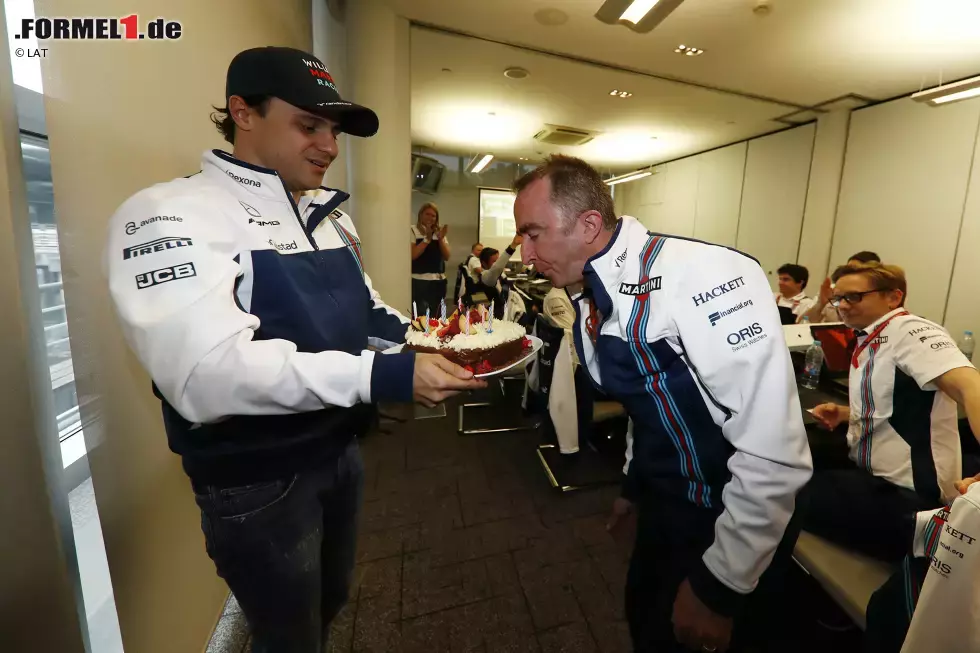 Foto zur News: Drei Jahre älter ist Paddy Lowe, der neue Technische Direktor (und Aktionär) des Williams-Teams. Die Geburtstagstorte gibt&#039;s aus den Händen von Felipe Massa.