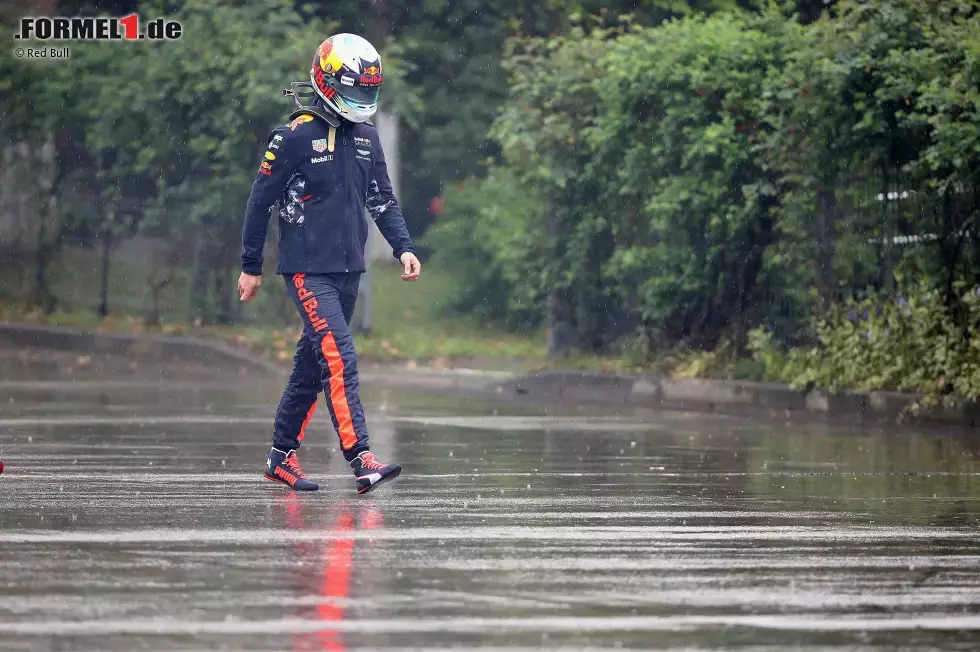 Foto zur News: Kein Regenschirm zur Hand? Einfach Helm drauf lassen, denkt sich Daniel Ricciardo. Nach dem katastrophalen Wochenende, das er ausgerechnet beim Heimrennen erlebt hat, kann ihn in Schanghai nichts mehr aus der Ruhe bringen.