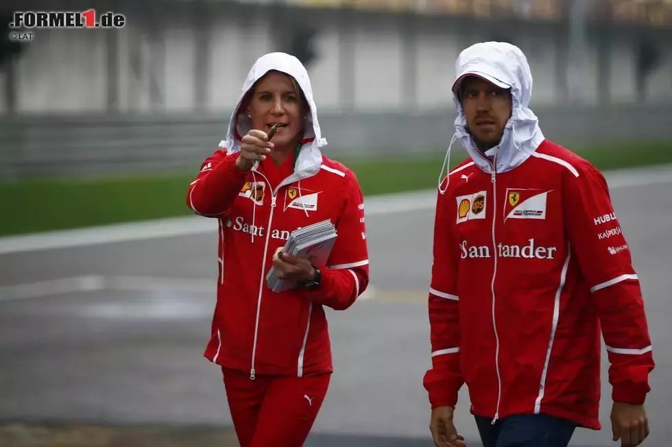 Foto zur News: Raus aus der Pressekonferenz, rein ins Chaos: &quot;Wo geht&#039;s lang?&quot;, fragt sich Britta Roeske, die Medienbetreuerin von Sebastian Vettel.