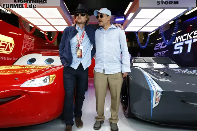 Foto zur News: Promotion für den Animations-Hit "Cars 3": Owen Wilson (links) spricht die Hauptrolle von Lightning McQueen. Und bringt mit Woody Harrelson einen berühmten Hollywood-Kollegen mit nach Silverstone. Harrelson sorgt für Lacher, als er Nico Rosberg ganz plump anspricht: "Sag mal, warum hast du eigentlich aufgehört?"