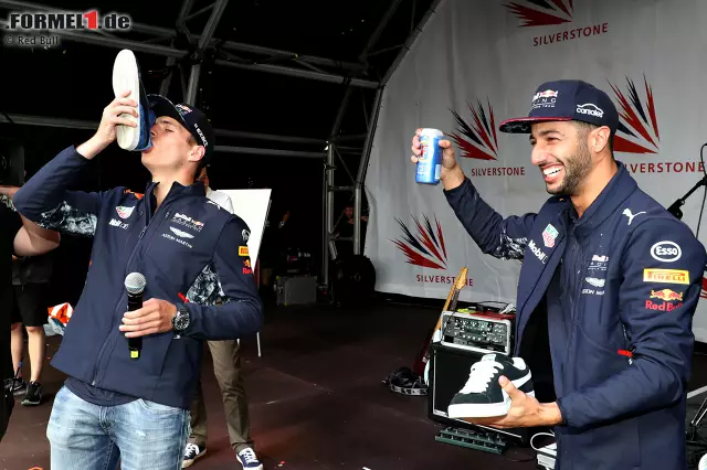 Foto zur News: Der "Shoey" kommt einfach nicht aus der Mode. Am Donnerstag kündigt Daniel Ricciardo noch an: "Jetzt ist es vorbei damit!" Am Sonntag nach dem Rennen schlürfen die beiden Red-Bull-Stars schon wieder aus ihren Tretern. Übrigens kein Red Bull, sondern australisches Bier.