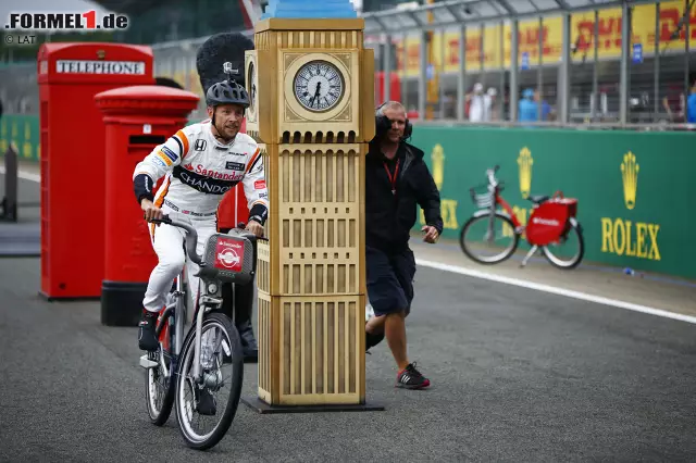 Foto zur News: Ein alter Bekannter ist wieder da: Jenson Button, immer Publikumsliebling, aber nie Sieger in Silverstone, radelt für eine TV-Show um den Mini-Big-Ben. Und wundert sich: "Bin ich hier eigentlich der Einzige, der einen Rennoverall trägt?"