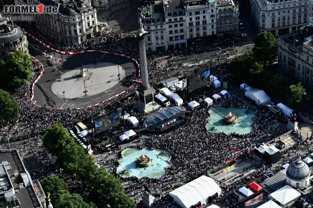 Foto zur News: Die Woche fängt schon toll an, mit der Formel-1-Show auf dem Trafalgar Square in London. 100.000 Fans kommen laut offiziellen FOM-Angaben, 250.000 sind es laut anderen Quellen. Wie dem auch sei: Lewis Hamilton ist nicht dabei. Er macht lieber Party-Urlaub auf Mykonos. Als einziger Formel-1-Star.