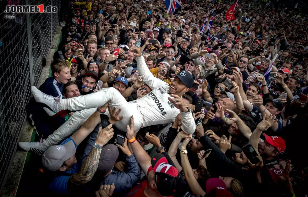 Foto zur News: In Silverstone ist Hamilton schon Rekordsieger, und mit dem fünften Triumph beim britischen Grand Prix hat er mit dem legendären Landsmann Jim Clark gleichgezogen. Das genießt er mit einem Bad in der Menge, ...