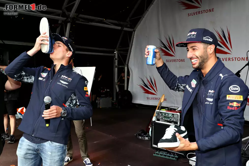 Foto zur News: Der &quot;Shoey&quot; kommt einfach nicht aus der Mode. Am Donnerstag kündigt Daniel Ricciardo noch an: &quot;Jetzt ist es vorbei damit!&quot; Am Sonntag nach dem Rennen schlürfen die beiden Red-Bull-Stars schon wieder aus ihren Tretern. Übrigens kein Red Bull, sondern australisches Bier.