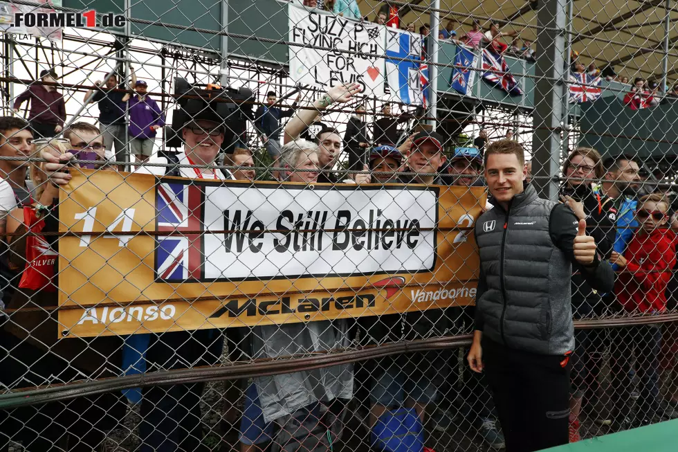 Foto zur News: &quot;We Still Believe&quot;: Die McLaren-Fans sind unerschütterlich in ihrem Glauben. Und Stoffel Vandoorne freut sich über ein kleines persönliches Highlight: Zum ersten Mal ist er in einem Qualifying schneller als Fernando Alonso.