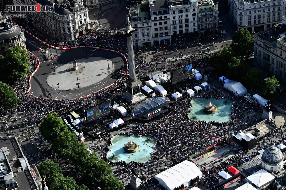 Foto zur News: Die Woche fängt schon toll an, mit der Formel-1-Show auf dem Trafalgar Square in London. 100.000 Fans kommen laut offiziellen FOM-Angaben, 250.000 sind es laut anderen Quellen. Wie dem auch sei: Lewis Hamilton ist nicht dabei. Er macht lieber Party-Urlaub auf Mykonos. Als einziger Formel-1-Star.