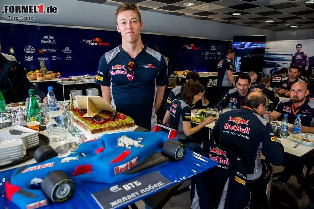 Foto zur News: Happy Birthday, Daniil! Zum 23. gibt's am Donnerstag (mit einem Tag Verspätung) Kaffee und Kuchen bei Toro Rosso. Viel lieber wäre ihm gewesen, beim Heimspiel WM-Punkte zu sammeln. Aber daraus wird nichts.