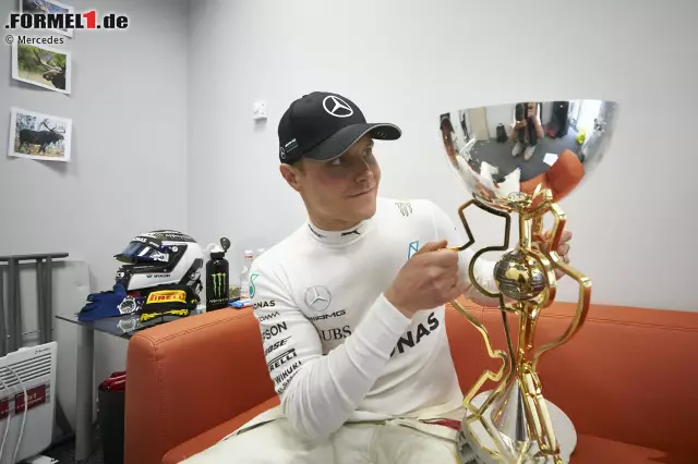 Foto zur News: Ihm wird Sotschi ewig in Erinnerung bleiben: Valtteri Bottas feiert im 81. Anlauf seinen ersten Grand-Prix-Sieg. Tröstlich: Landsmann Mika Häkkinen hat dafür 96 Versuche gebraucht - und wurde danach zweimal Weltmeister.