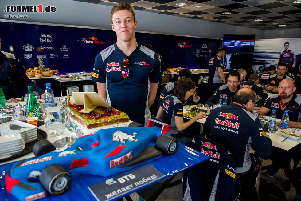 Foto zur News: Happy Birthday, Daniil! Zum 23. gibt&#039;s am Donnerstag (mit einem Tag Verspätung) Kaffee und Kuchen bei Toro Rosso. Viel lieber wäre ihm gewesen, beim Heimspiel WM-Punkte zu sammeln. Aber daraus wird nichts.