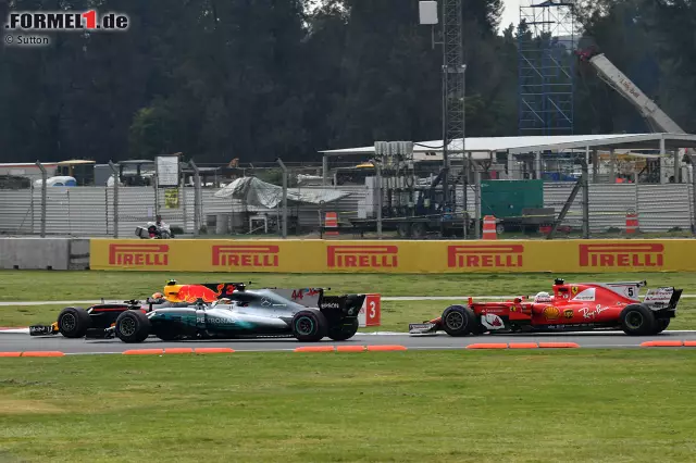 Foto zur News: Hamilton verliert an Schwung und bekommt einen Schlag gegen sein rechtes Hinterrad. Vettel war etwas übermütig in den Mercedes gefahren und beschädigt sich dabei seinen Frontflügel noch weiter. Hamilton erwischt es aber schlimmer ...