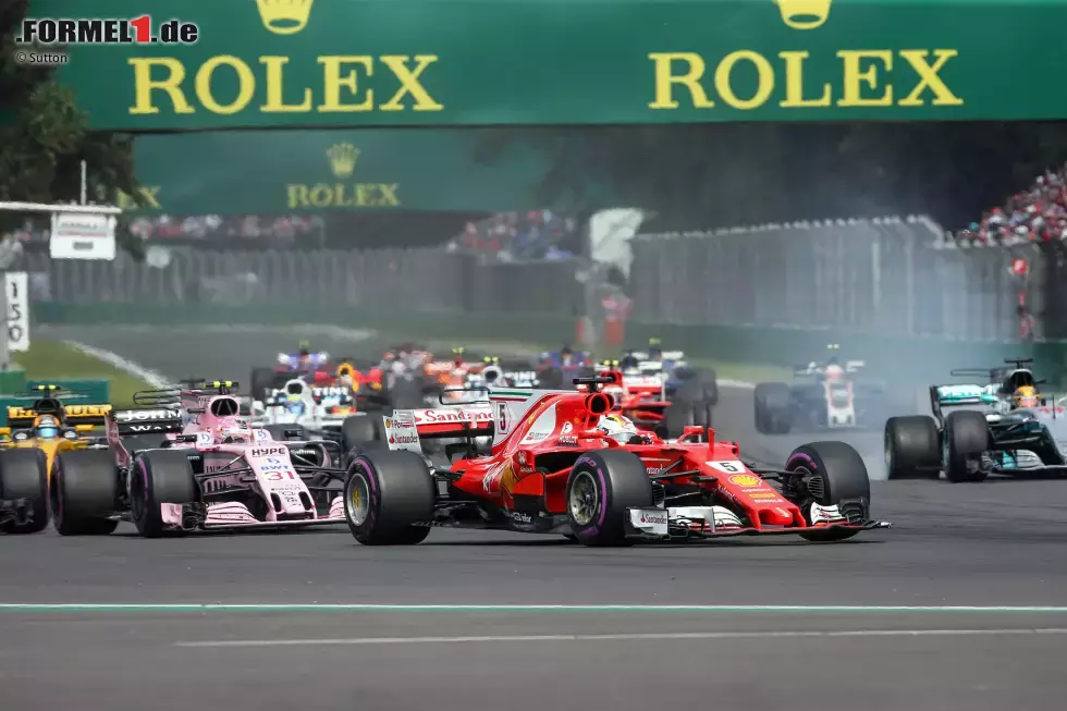 Foto zur News: Der Mercedes erleidet sofort einen Reifenschaden und muss das ganze Feld an sich vorbeiziehen lassen, bevor er in die Box fahren kann. Auch Vettel stattet seiner Crew einen Besuch ab und tauscht seinen kaputten Frontflügel aus. Dadurch fallen die WM-Rivalen aber ganz ans Ende des Feldes.