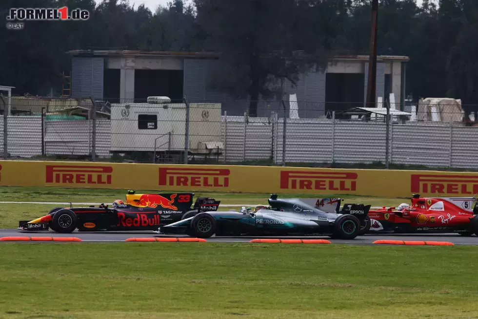 Foto zur News: Dadurch kommt WM-Rivale Hamilton am Ferrari-Piloten vorbei auf Rang zwei. Der reicht dem Briten jedoch nicht, weswegen er in der folgenden Rechtskurve außen auch nach Verstappen greift. Doch dieser blockt ab.