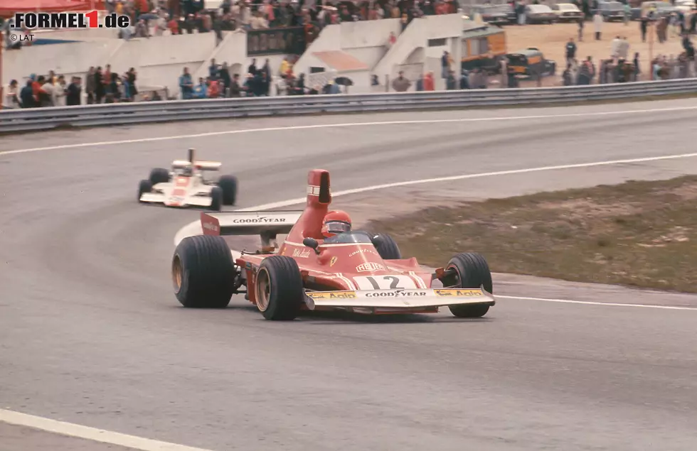 Foto zur News: Drei weitere Fahrer haben beim Spanien-Grand-Prix zum ersten Mal gewonnen. Niki Lauda feierte den ersten seiner 25 Siege 1974 in Jarama. Jochen Maß gelang 1975 auf McLaren sein einziger Erfolg. Ebenso wie Pastor Maldonado 2012 auf Williams.