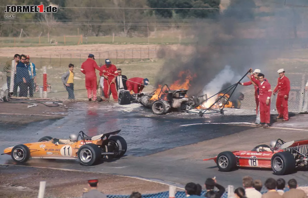 Foto zur News: Neben den Premierensiegern standen sieben weitere Fahrer erstmals auf dem Podium: Luigi Musso (P2, 1954), Brian Redman (P3, 1968), Mario Andretti (P3, 1970; passiert auf Foto gerade Kollision Ickx/Oliver), George Follmer (P3, 1973), Gunnar Nilsson (P3, 1976), Johnny Herbert (P2, 1995) und Daniel Ricciardo (P3, 2014).