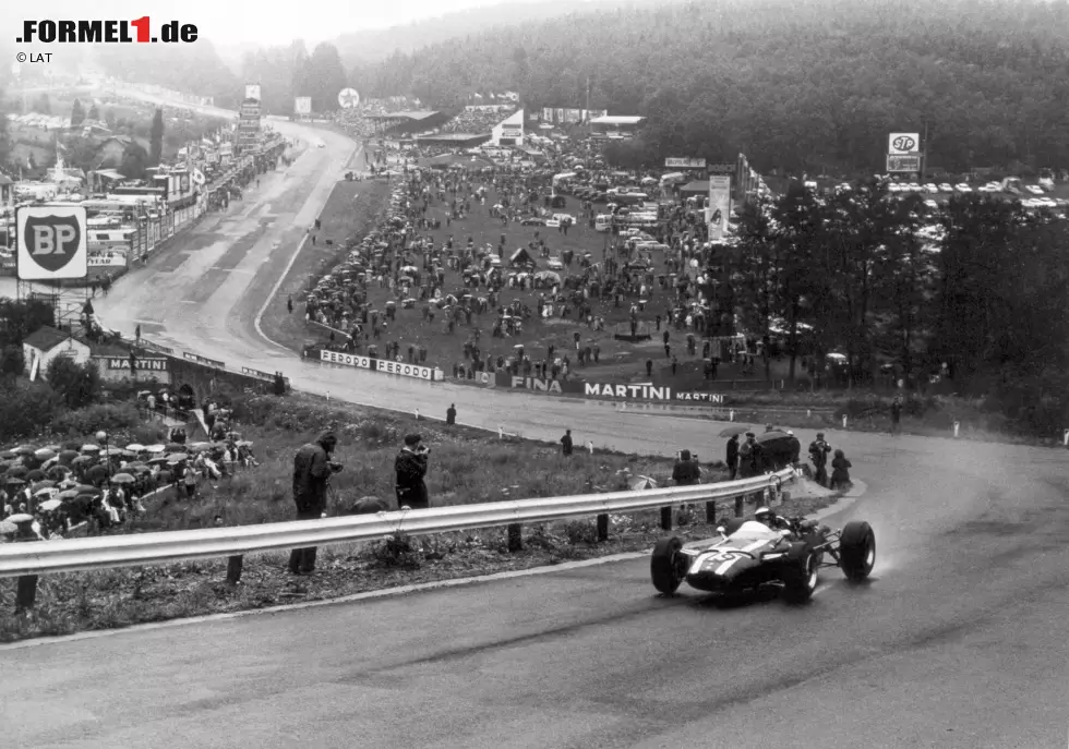 Foto zur News: Die Rennstrecke von Spa-Francorchamps war ursprünglich ein Kurs auf öffentlichen Straßen, der in Form eines Dreiecks zwischen den Orten Francorchamps, Malmedy und Stavelot verlief. Im Laufe der Jahre wurde die Strecke mehrmals umgestaltet.  Seit 1979 hat sie im wesentlichen das heutige Layout, auf dem die Formel 1 erstmals 1983 fuhr.