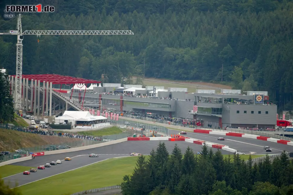 Foto zur News: Die aktuelle Strecke umfasst eine neue Bus-Stop-Schikane und eine neuen Boxeneinfahrt, die erstmals 2007 verwendet wurden. Auf dieser Streckenvariante wurde das Rennen fünfmal von der Pole-Position aus gewonnen, niemals stand der Rennsieger weiter hinten als auf Startplatz sechs.