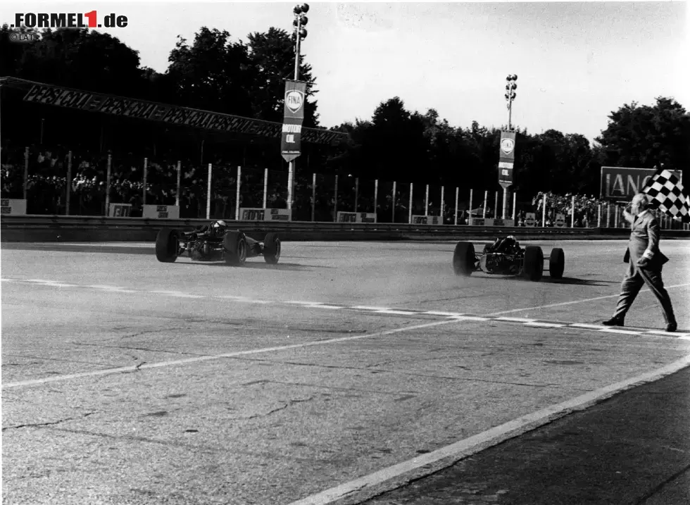 Foto zur News: 2017 jährt sich der einzige Sieg eines Honda-Werksteams beim Italien-Grand-Prix zum 50. Mal. 1967 gewann die vor kurzem verstorbene Formel-1-Legende John Surtees. Am Steuer des von einem V12-Motor angetriebenen RA300, eroberte Surtees in einem packenden Finale die Führung erst auf der Zielgeraden und schlug Jack Brabham um zwei Zehntel.