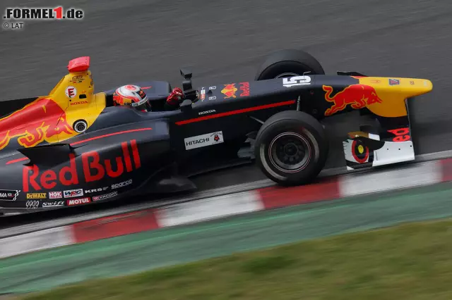 Foto zur News: Pierre Gasly (Toro Rosso) geht dieses Jahr in der Super Formula an den Start und hat dort schon den japanischen Saisonauftakt bestritten. Lance Stroll (Williams) fährt zum ersten Mal ein Rennen in Suzuka, kennt die Strecke aber immerhin von Testfahrten.