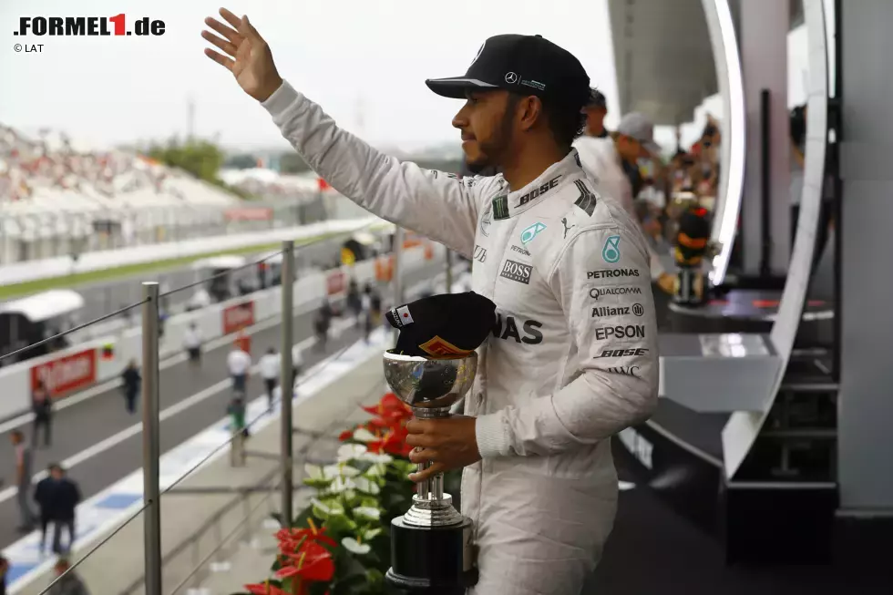 Foto zur News: In Sepang ist Lewis Hamilton am vergangenen Wochenende zum 20. Mal hintereinander in die Punkte gefahren. Sein letzter Ausfall war der Grand Prix von Malaysia 2016 (in Führung liegend Motorschaden). In Suzuka feierte Hamilton 2016 das 100. Podium seiner Formel-1-Karriere.