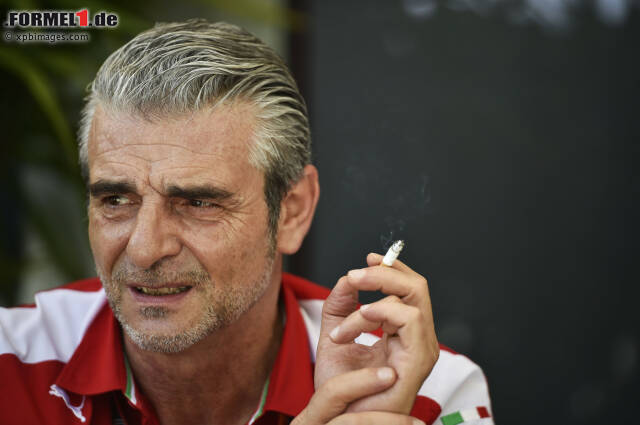 Foto zur News: Mit Maurizio Arrivabene wird 2015 ein Ex-Marketingmanager des Philip-Morris-Konzerns Teamchef bei Ferrari. Er steckt sich bis heute entsprechend ungeniert einen Glimmstängel an.