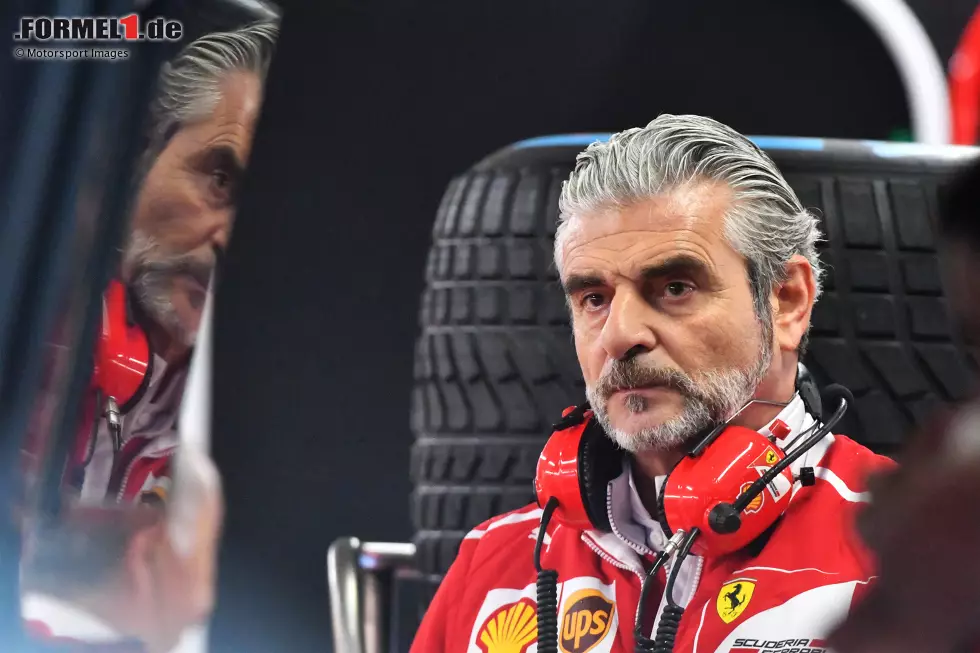 Foto zur News: Mit Maurizio Arrivabene wird 2015 ein Ex-Marketingmanager des Philip-Morris-Konzerns Teamchef bei Ferrari. Er steckt sich bis heute entsprechend ungeniert einen Glimmstängel an.