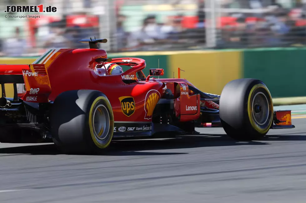 Foto zur News: ... kommt der Ferrari sogar komplett ohne Branding aus, mit &quot;leerer&quot; Motorhaube und viel Rot auf allen Flächen, wo in früheren Jahren große Marlboro-Logos geprangt haben. Doch so leer bleibt der Ferrari nicht lange, denn ...