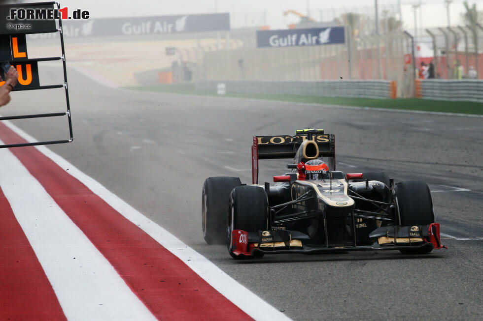 Foto zur News: Im Jahr 2012 feierte Romain Grosjean in Bahrain seinen ersten Podestplatz. In seinem erst elften Grand Prix landete der damalige Lotus-Fahrer hinter Sebastian Vettel und Kimi Räikkönen auf Rang drei. 2013 fuhr er als Dritter auf Lotus noch einmal auf das Podium.