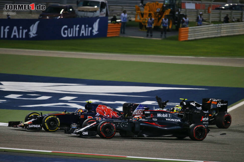 Foto zur News: 2016 feierte Stoffel Vandoorne in Bahrain sein Formel-1-Debüt. Er sprang für Fernando Alonso ein, der nach einem Unfall beim Grand Prix von Australien noch verletzt war. Vandoorne belegte im Qualifying den zwölften Platz und holte im Rennen als Zehnter gleich seinen ersten WM-Punkt.