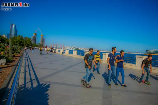 Foto zur News: Auf dem tiefsten Punkt der Start- und Zielgeraden liegt der Baku City Circuit 24 Meter unter dem Meeresspiegel. Damit ist Baku der niedrigste Austragungsort eines Formel-1-Rennens. Der höchste ist Mexiko-Stadt mit 2.253 Metern über dem Meeresspiegel, in Kurve 6 des Autodromo Hermanos Rodriguez.