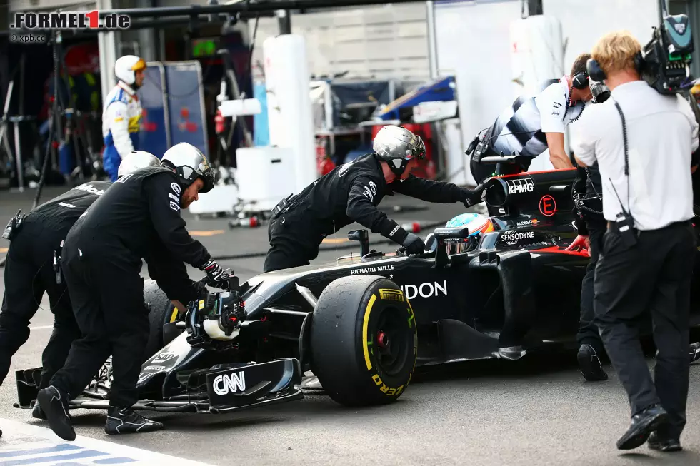 Foto zur News: Auch die Ausfallsrate, normalerweise auf Stadtkursen sehr hoch, war 2016 in Baku ungewöhnlich gering. Nur vier Autos schieden aus: Fernando Alonso mit Getriebeproblemen, Pascal Wehrlein mit einem Bremsdefekt und die Toro Rossos mit Radaufhängungs-Schwierigkeiten.