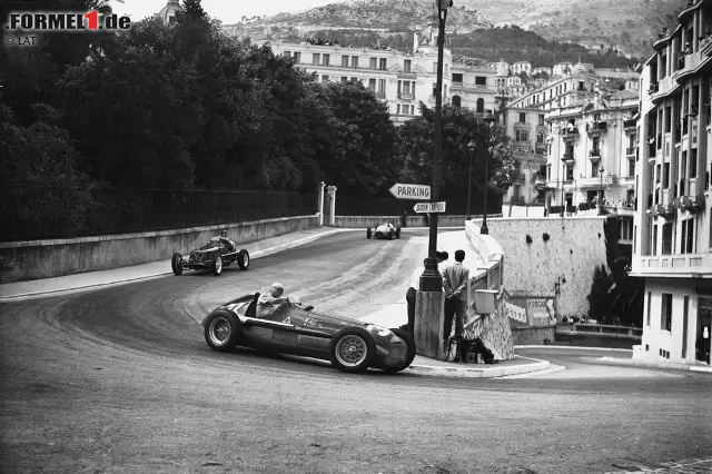 Foto zur News: Dreimal hat der Monaco-Sieger sogar das komplette Feld überrundet: Juan Manuel Fangio 1950, Graham Hill 1964 und Denis Hulme 1967. Seit der Monaco-Grand-Prix von den ursprünglichen 100 Runden verkürzt wurde (2017 sind es 78 Runden), ist dieses Kunststück aber niemandem mehr gelungen.